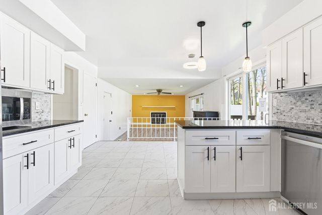 7 Oberlin Court, Edison, NJ 08820