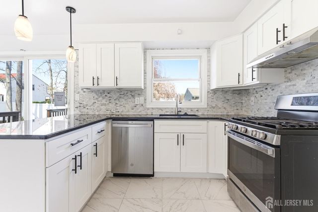 7 Oberlin Court, Edison, NJ 08820