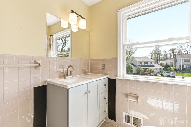 7 Oberlin Court, Edison, NJ 08820