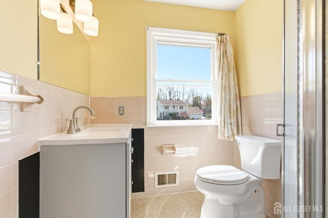 7 Oberlin Court, Edison, NJ 08820