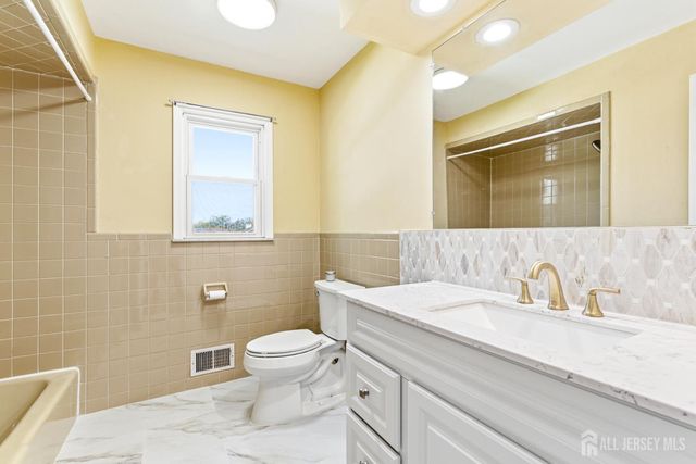 7 Oberlin Court, Edison, NJ 08820