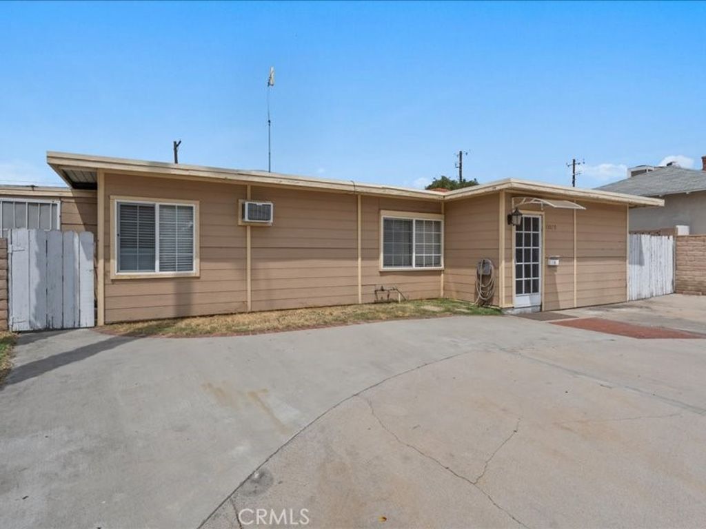Image 2 of property listing at 13079 Daventry Street, Pacoima, CA 91331