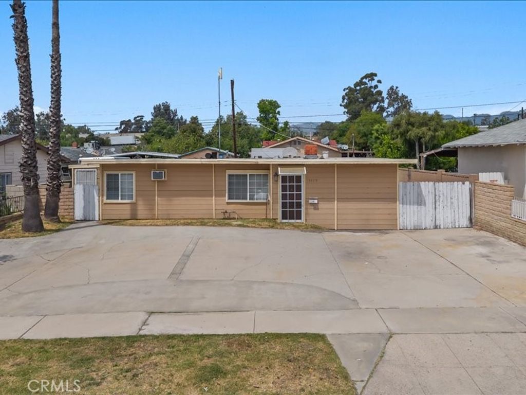 Image 21 of property listing at 13079 Daventry Street, Pacoima, CA 91331