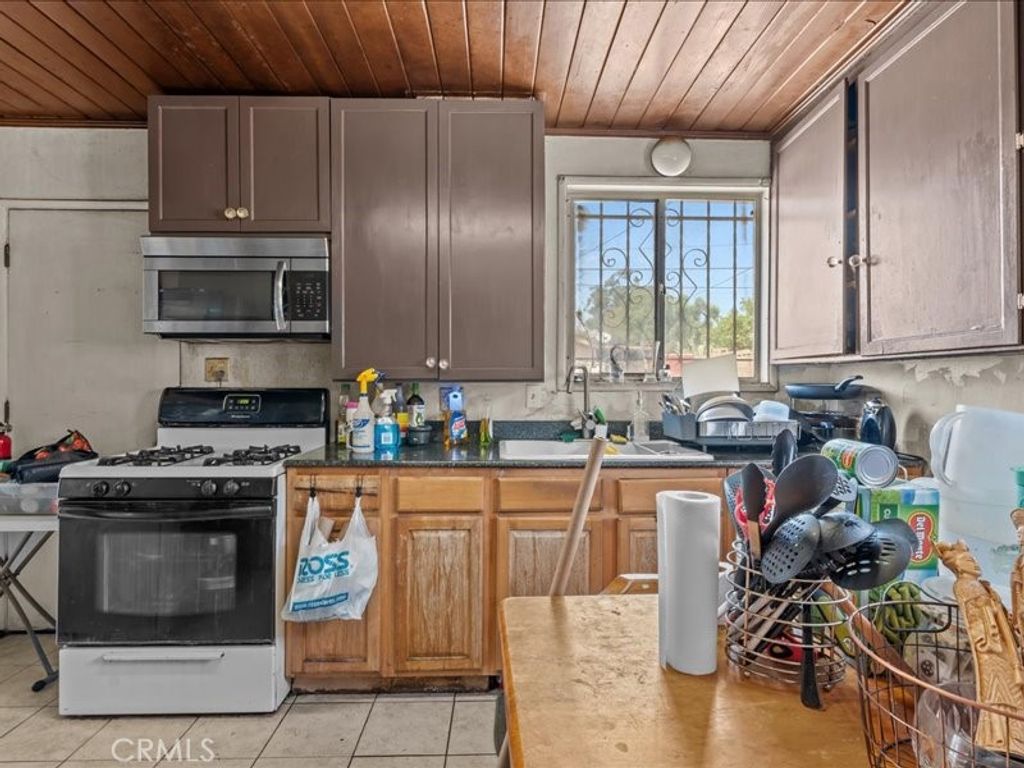 Image 8 of property listing at 13079 Daventry Street, Pacoima, CA 91331