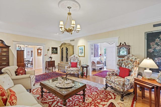36 Country Road, Vlg Of Golf, FL 33436