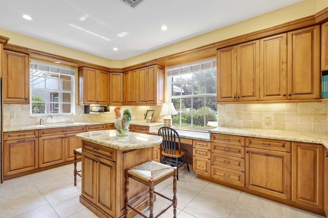 36 Country Road, Vlg Of Golf, FL 33436