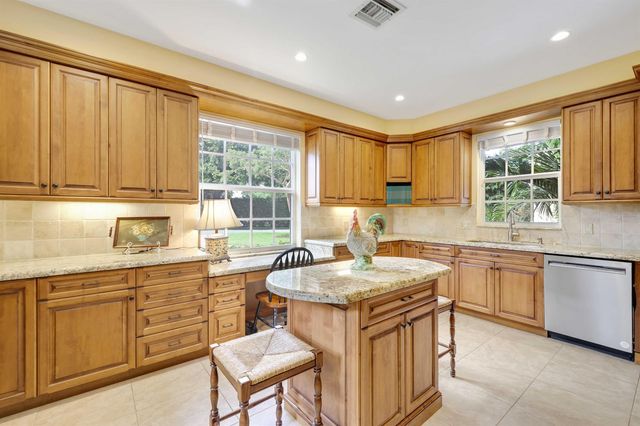 36 Country Road, Vlg Of Golf, FL 33436