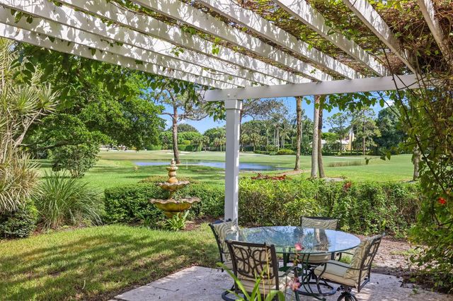 36 Country Road, Vlg Of Golf, FL 33436
