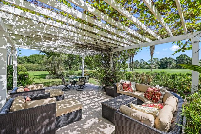 36 Country Road, Vlg Of Golf, FL 33436