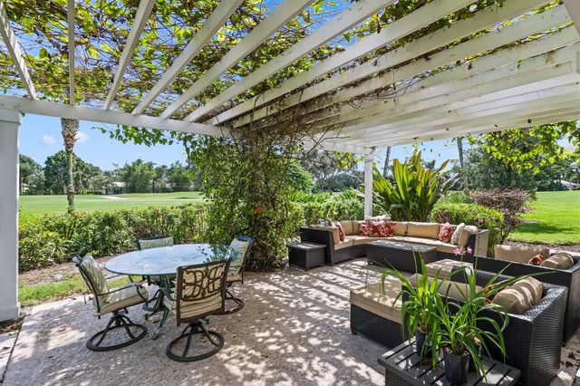 36 Country Road, Vlg Of Golf, FL 33436