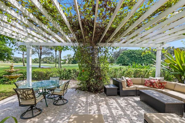 36 Country Road, Vlg Of Golf, FL 33436
