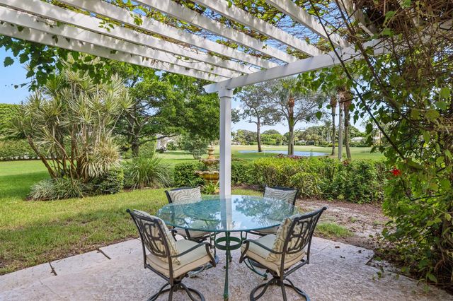 36 Country Road, Vlg Of Golf, FL 33436