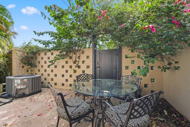 36 Country Road, Vlg Of Golf, FL 33436