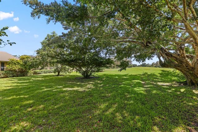 36 Country Road, Vlg Of Golf, FL 33436
