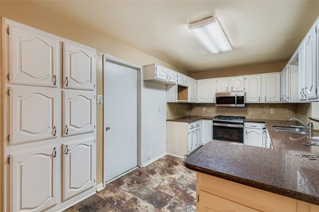 501 Kingston Drive, Grand Prairie, TX 75051