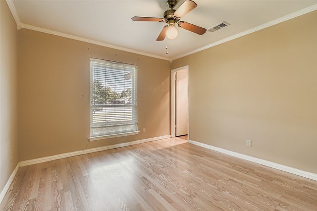 501 Kingston Drive, Grand Prairie, TX 75051