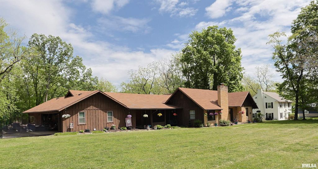 Image 1 of property listing at 222 W Porter, Salem, IL 62881