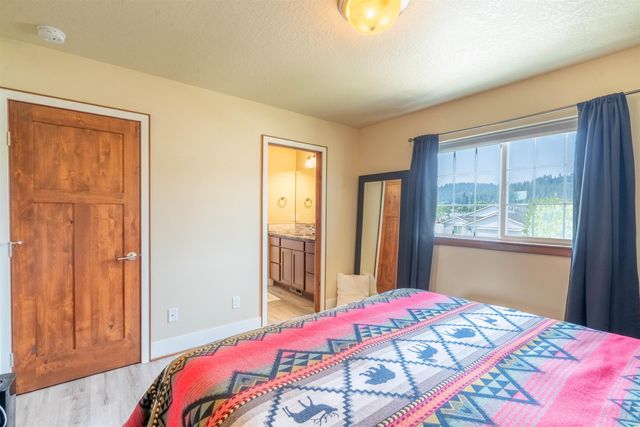9806 E Hoffman Ct, Spokane, WA 99206