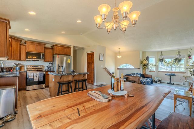 9806 E Hoffman Ct, Spokane, WA 99206