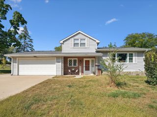 2400 Brookland Dr NE, Cedar Rapids, IA 52402