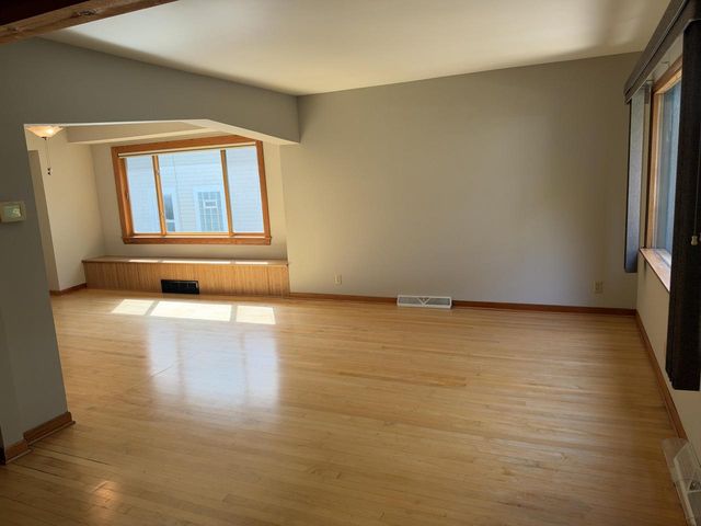 1613 E Pryor AVENUE, Milwaukee, WI 53207