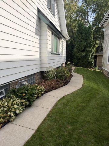 1613 E Pryor AVENUE, Milwaukee, WI 53207