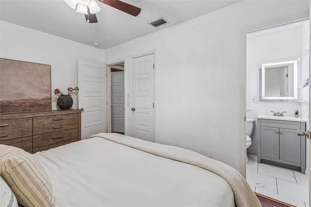 Image 18 of property listing at 11307 N BOULEVARD, Tampa, FL 33612