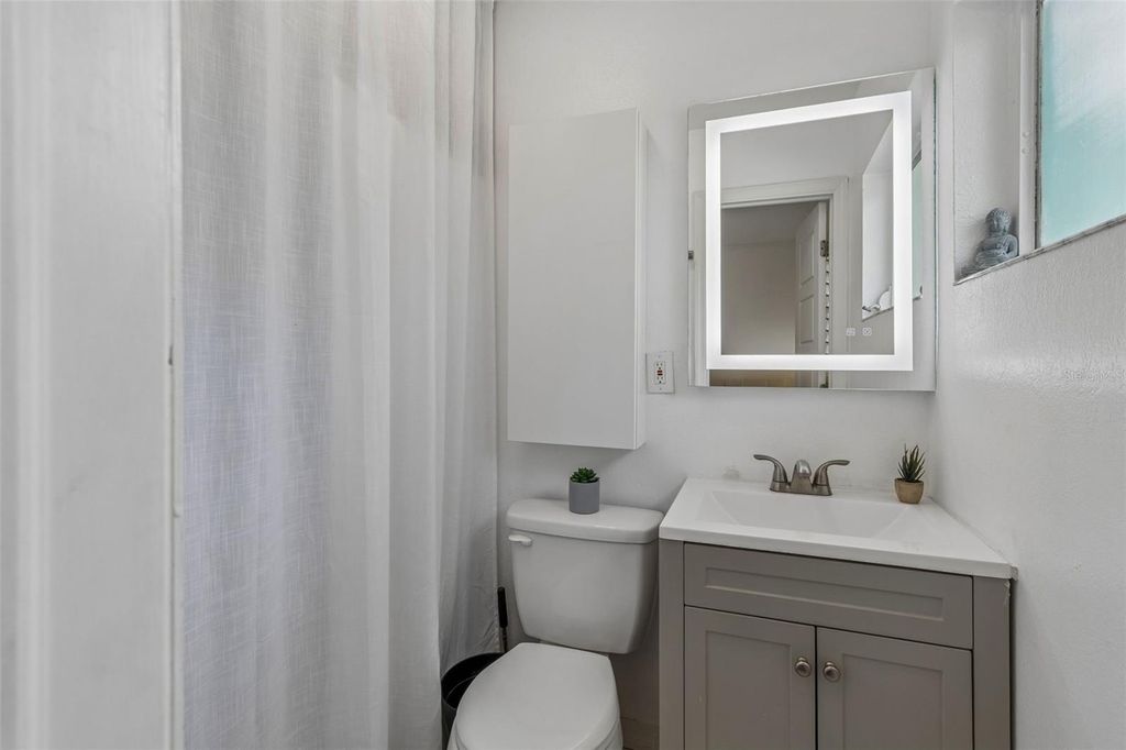 Image 19 of property listing at 11307 N BOULEVARD, Tampa, FL 33612