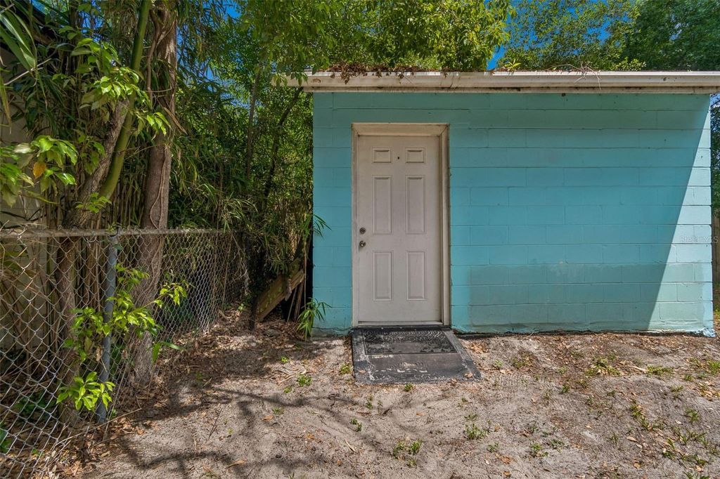 Image 26 of property listing at 11307 N BOULEVARD, Tampa, FL 33612