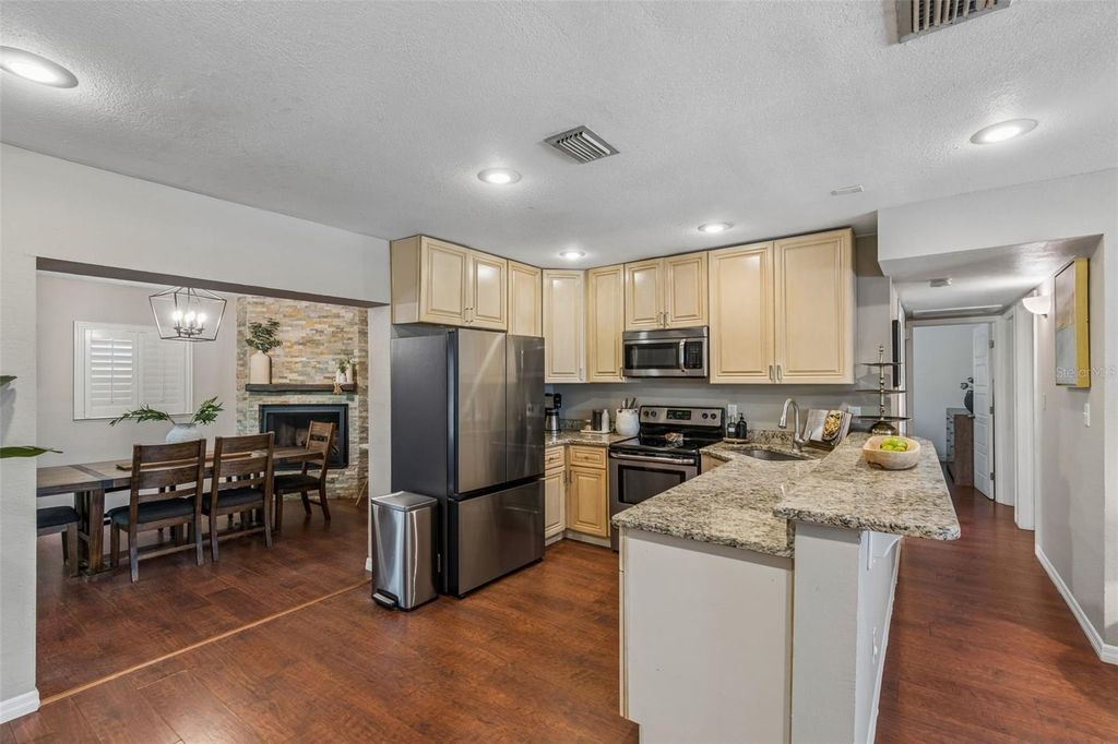 Image 6 of property listing at 11307 N BOULEVARD, Tampa, FL 33612