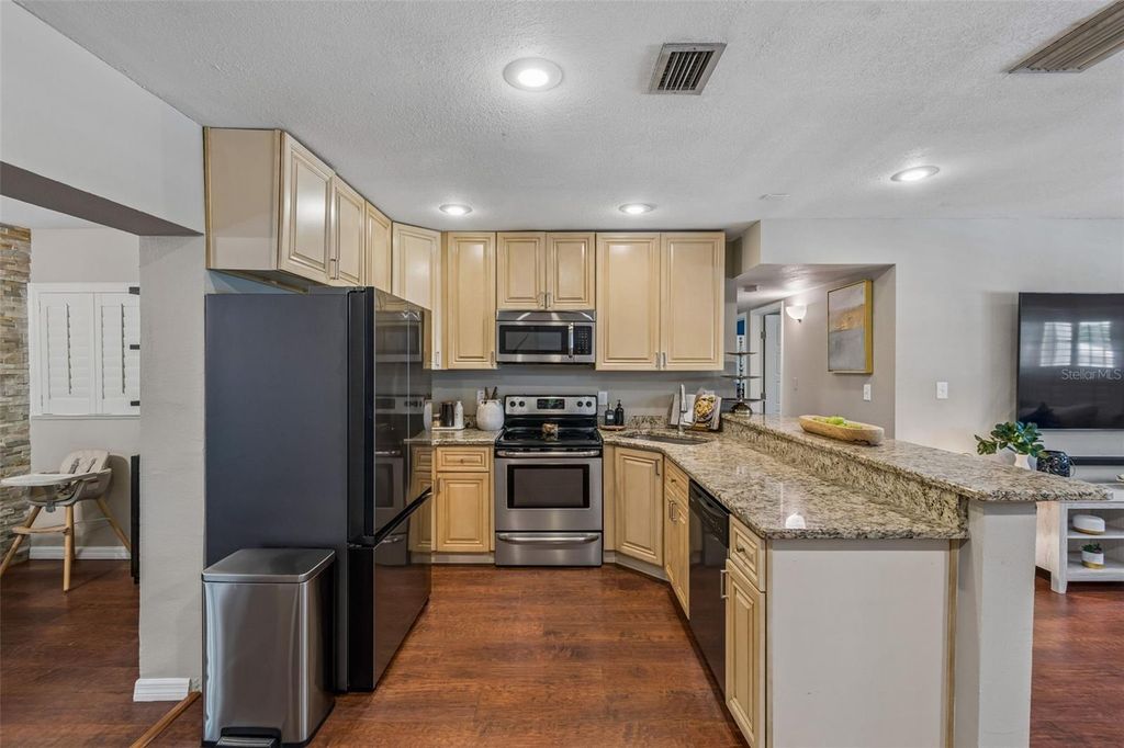 Image 7 of property listing at 11307 N BOULEVARD, Tampa, FL 33612