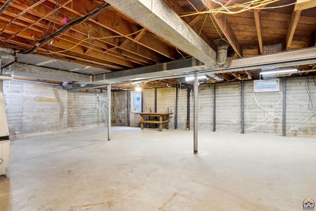 1155 SW Warren AVE, Topeka, KS 66604