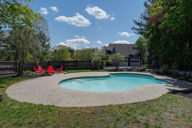 215 Rolling Meadow Dr, Holliston, MA 01746