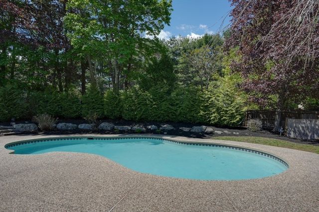 215 Rolling Meadow Dr, Holliston, MA 01746