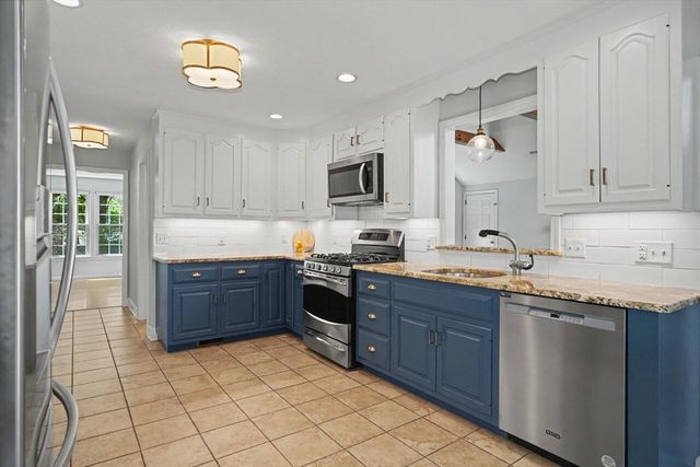 215 Rolling Meadow Dr, Holliston, MA 01746