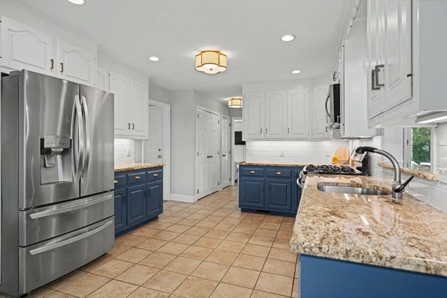 215 Rolling Meadow Dr, Holliston, MA 01746