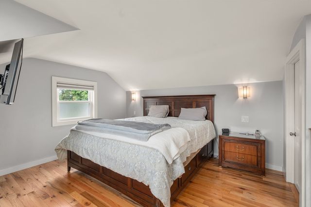 32 Oak St, Stoneham, MA 02180