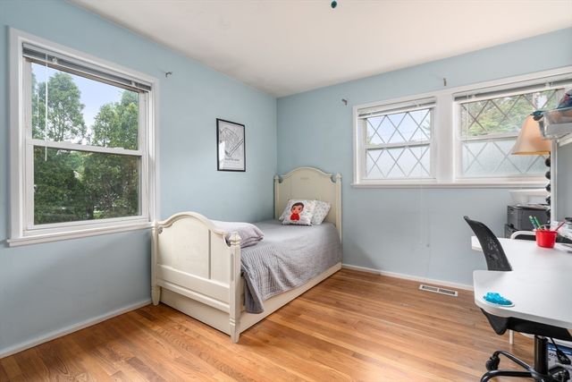 32 Oak St, Stoneham, MA 02180