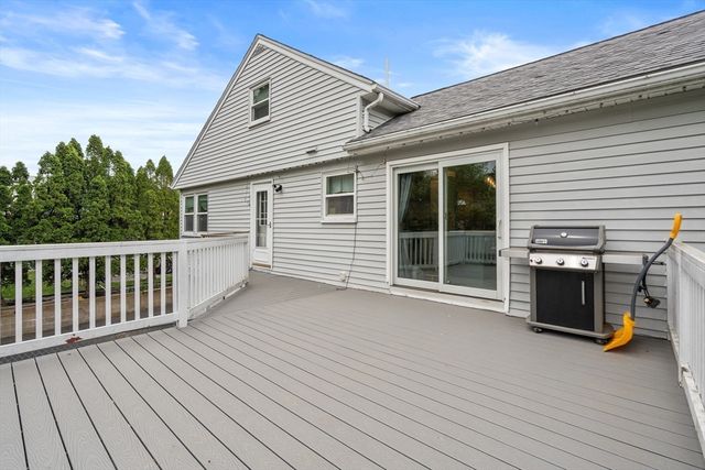 32 Oak St, Stoneham, MA 02180