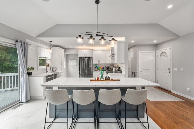 32 Oak St, Stoneham, MA 02180