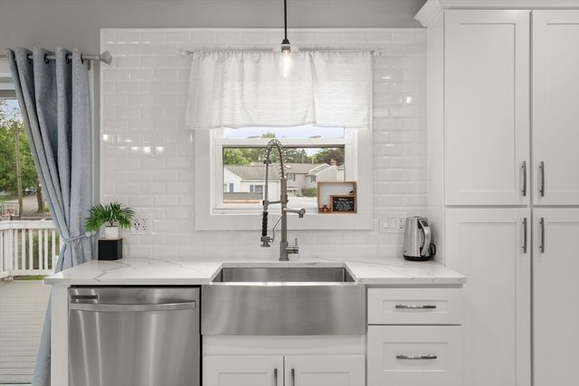 32 Oak St, Stoneham, MA 02180