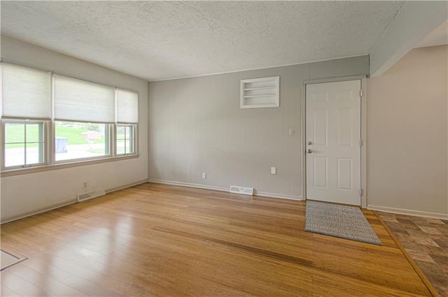 820 S Main Street, Liberty, MO 64068