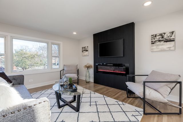 9132 Lincolnwood Drive, Evanston, IL 60203