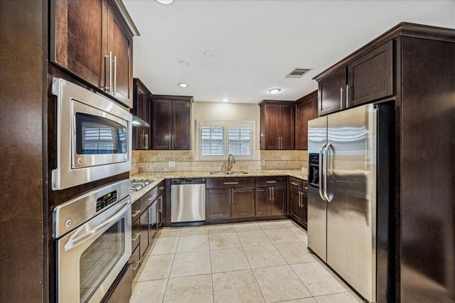 9106 Riddlewood Lane, Houston, TX 77025