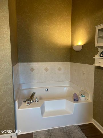 1067 Hunters Run Road, Perrysburg, OH 43551
