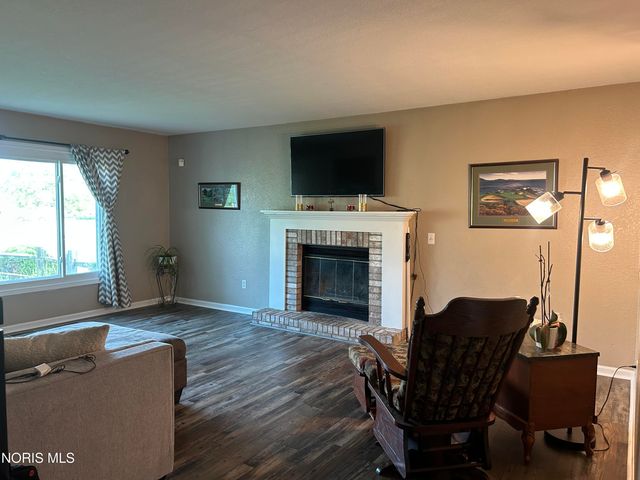 1067 Hunters Run Road, Perrysburg, OH 43551