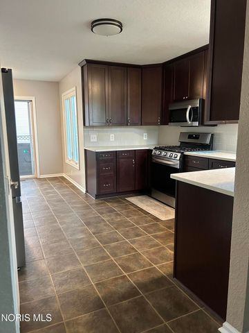 1067 Hunters Run Road, Perrysburg, OH 43551