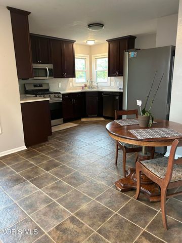 1067 Hunters Run Road, Perrysburg, OH 43551