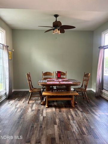 1067 Hunters Run Road, Perrysburg, OH 43551