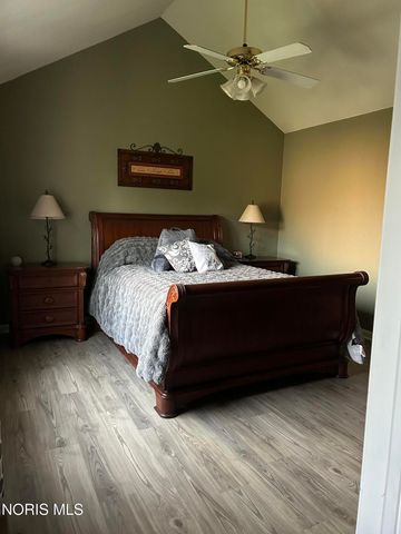 1067 Hunters Run Road, Perrysburg, OH 43551